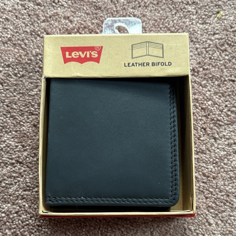 Levi’s leather Bifold Mens wallet NWT